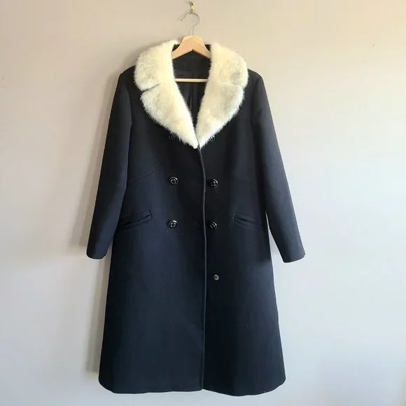 Classic style pure virgin wool black coat with  white mink collar. - Picture 4 of 14